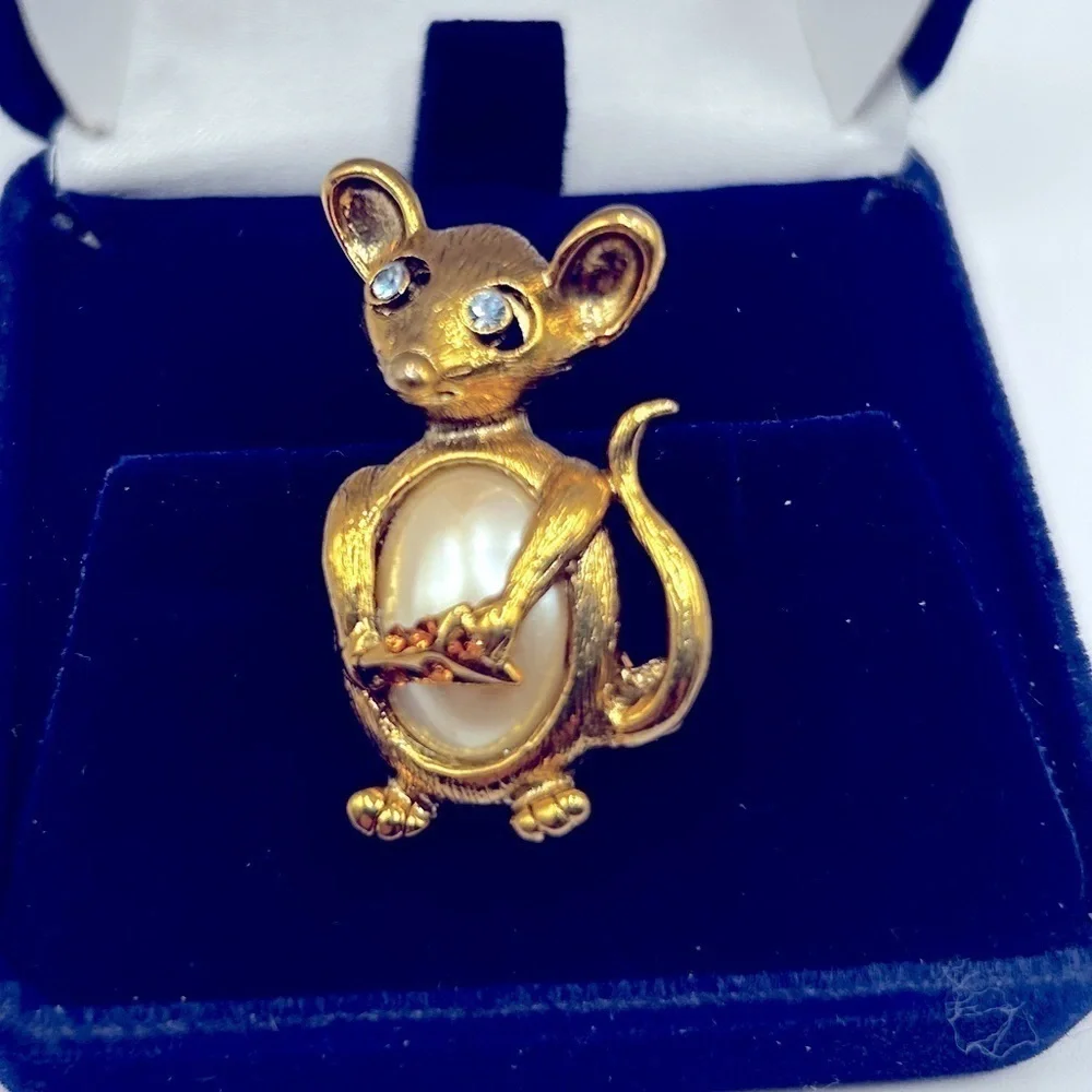 Vintage Mouse Rhinestone Brooch with Cabochon Pearl belly Cheese Crystal…​​​​ - Picture 9 of 9